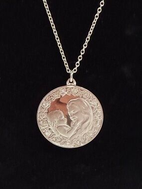 Vintage Franklin Mint Silver Mother and Child Medallion Pendant Necklace -1975